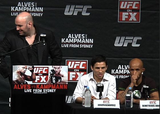 Benavidez y Johnson en conferencia de prensa con Dana