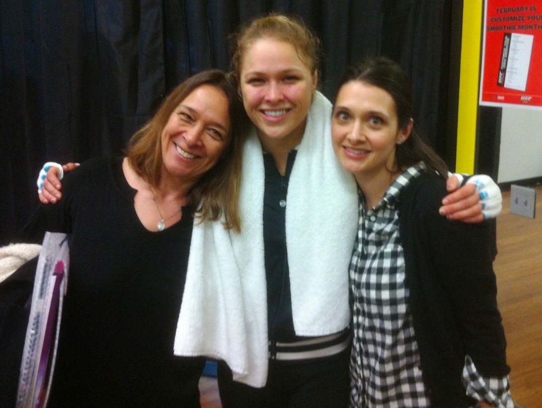 Ronda con su madre y hermana en Anaheim