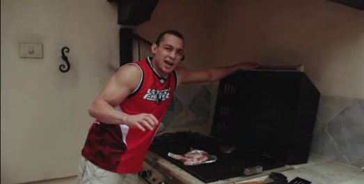 Tickle cocinando en la casa de TUF