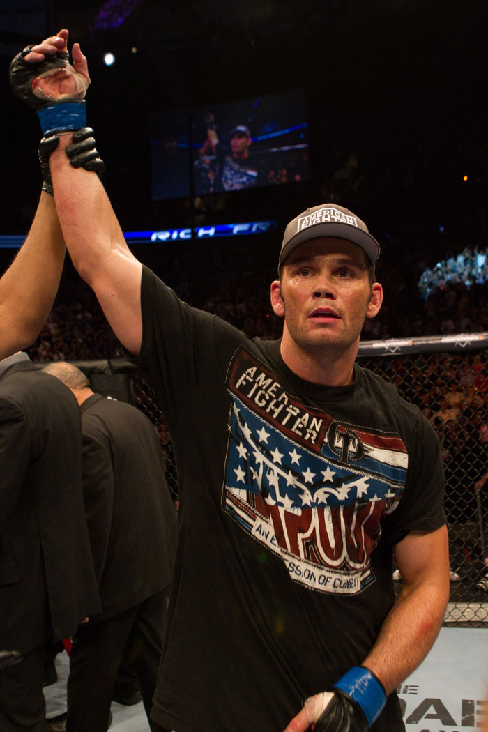 Rich Franklin wins by knock out at 4:55 in the 1st round.