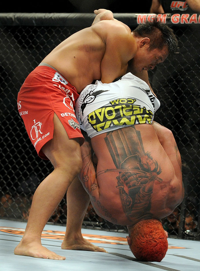 Yoshihiro Akiyama vs. Chris Leben