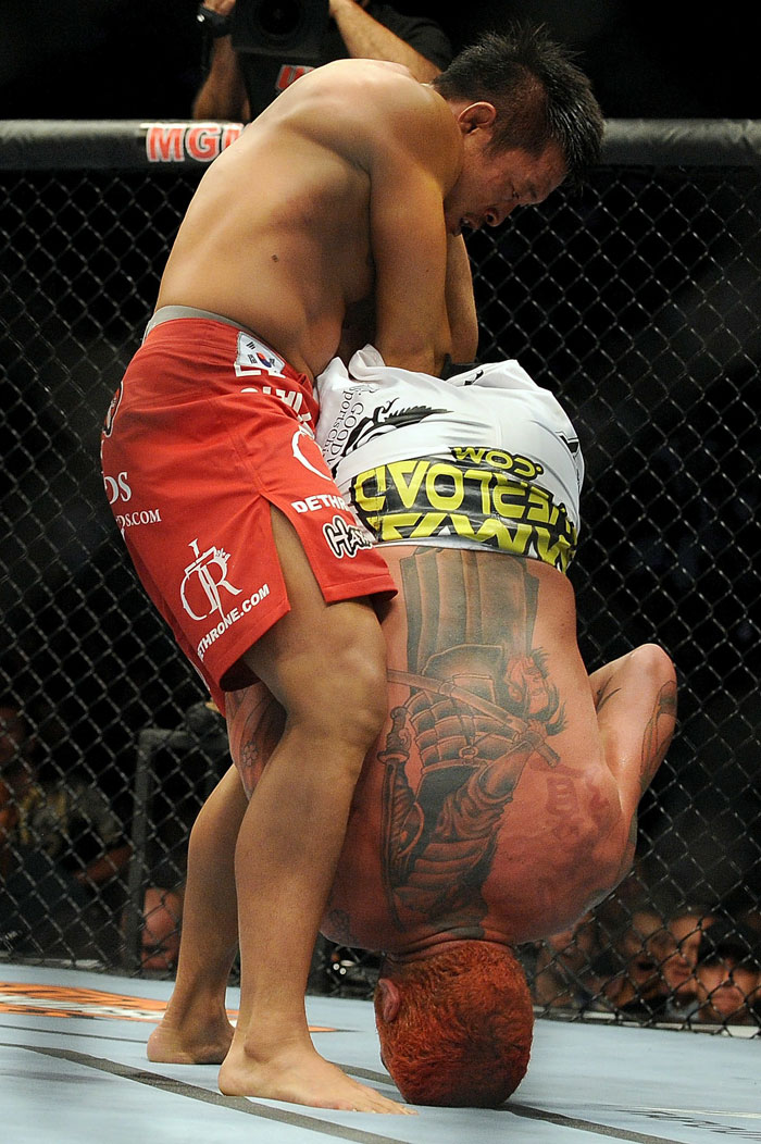 Yoshihiro Akiyama vs. Chris Leben