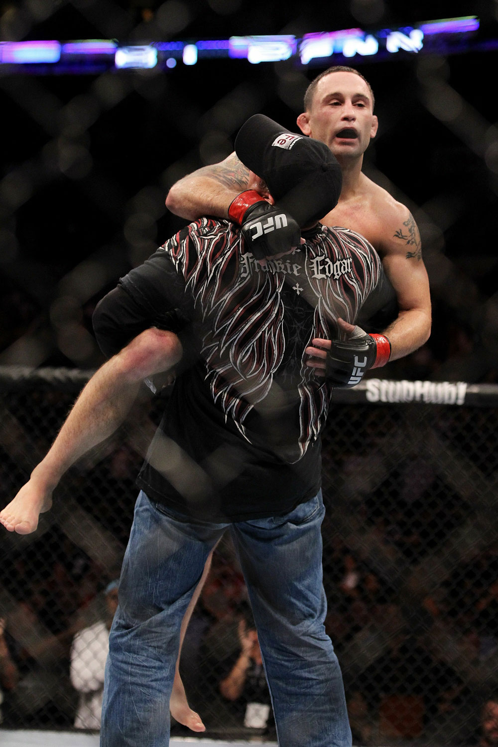 UFC 118 Edgar celebrating