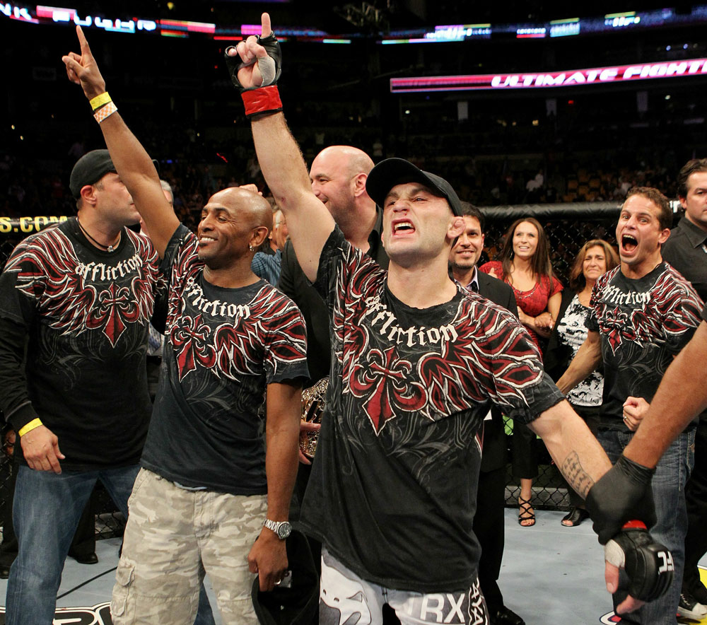 UFC 118 Edgar celebrates