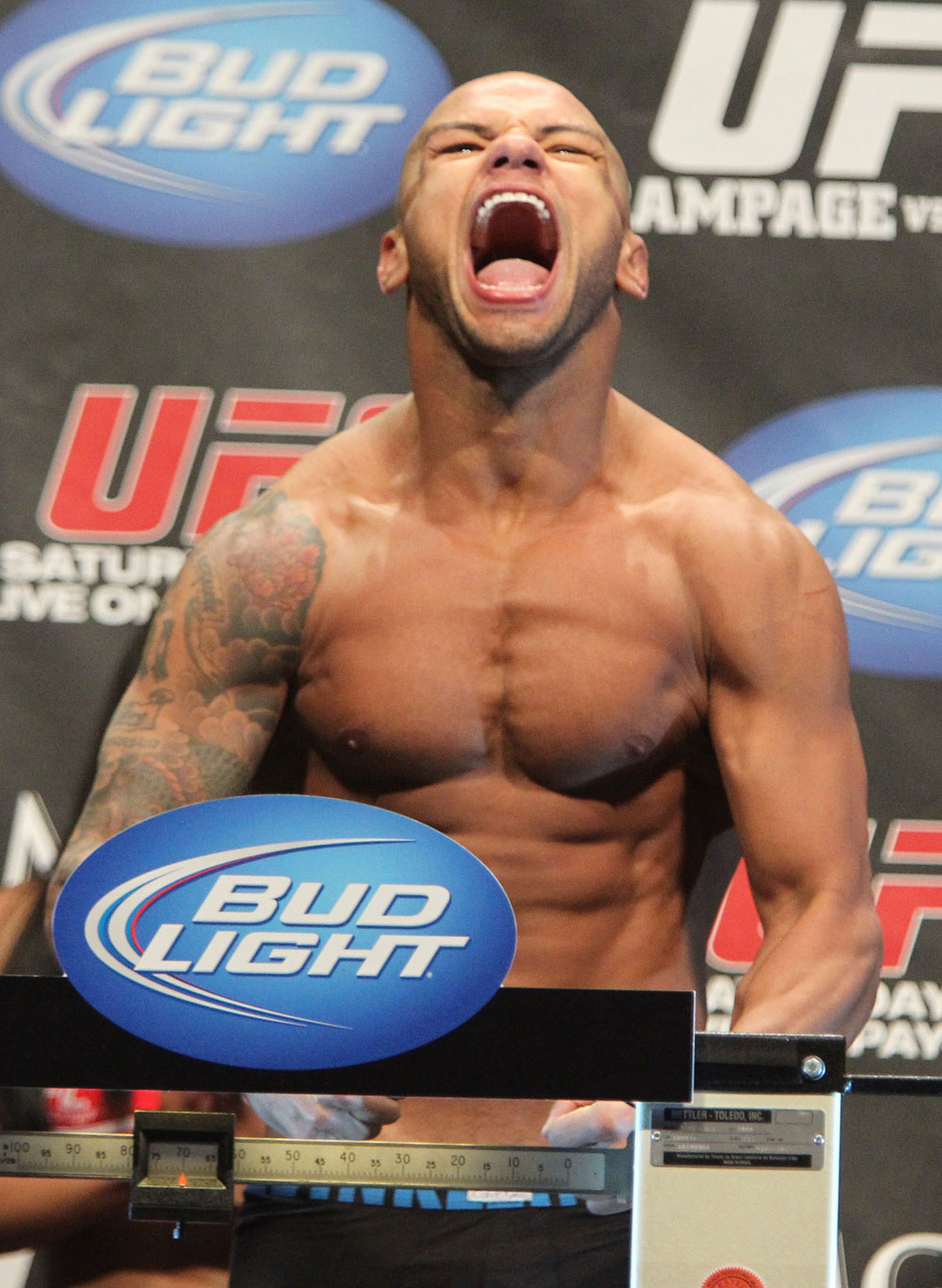 UFC 130 Weigh-ins: Thiago Alves