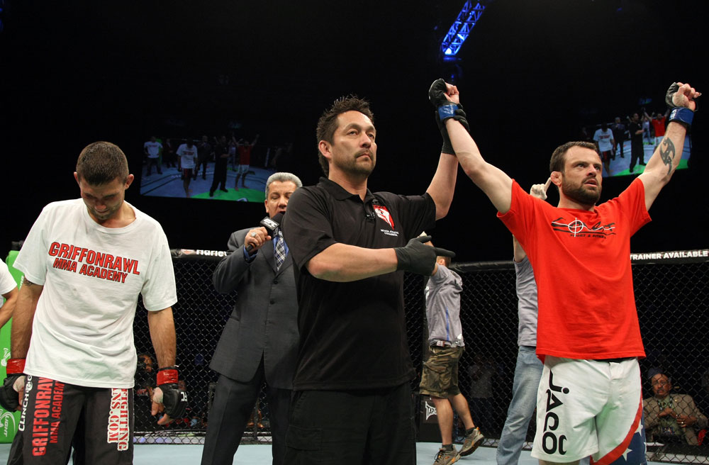 Jeff Hougland scores a unanimous decision victory over Donny Walker