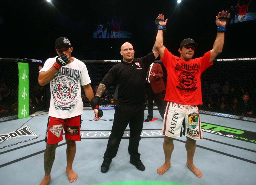 Aaron Simpson scores a unanimous decision victory over Brad Tavares.