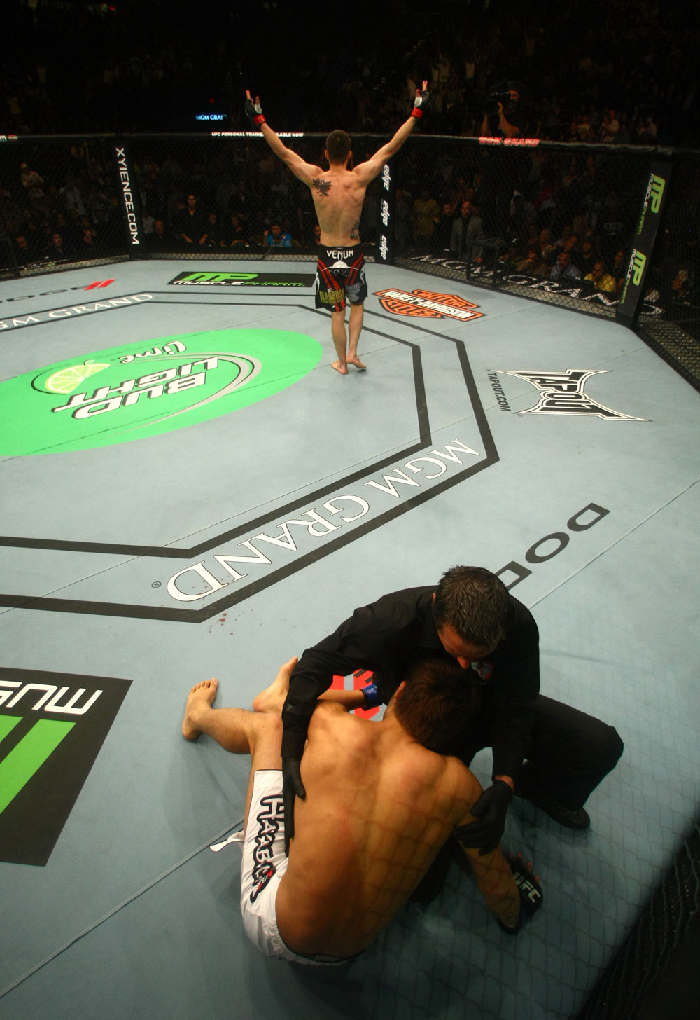 Carlos Condit celebrates his victory over Dong Hyun Kim.