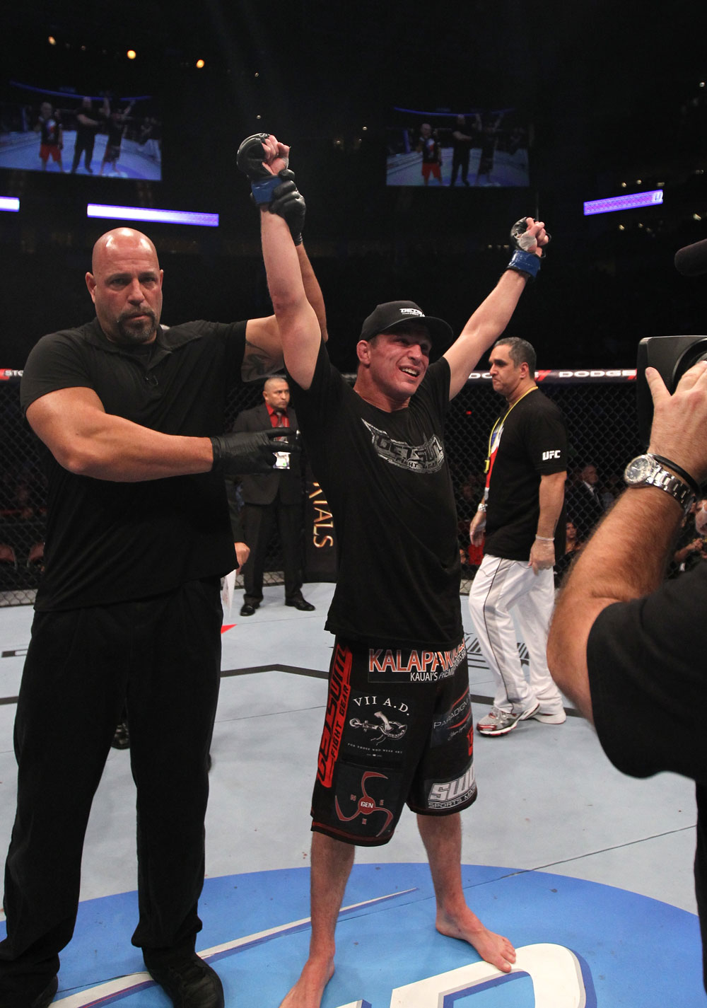 Darren Elkins celebrates his win over Tiequan Zhang