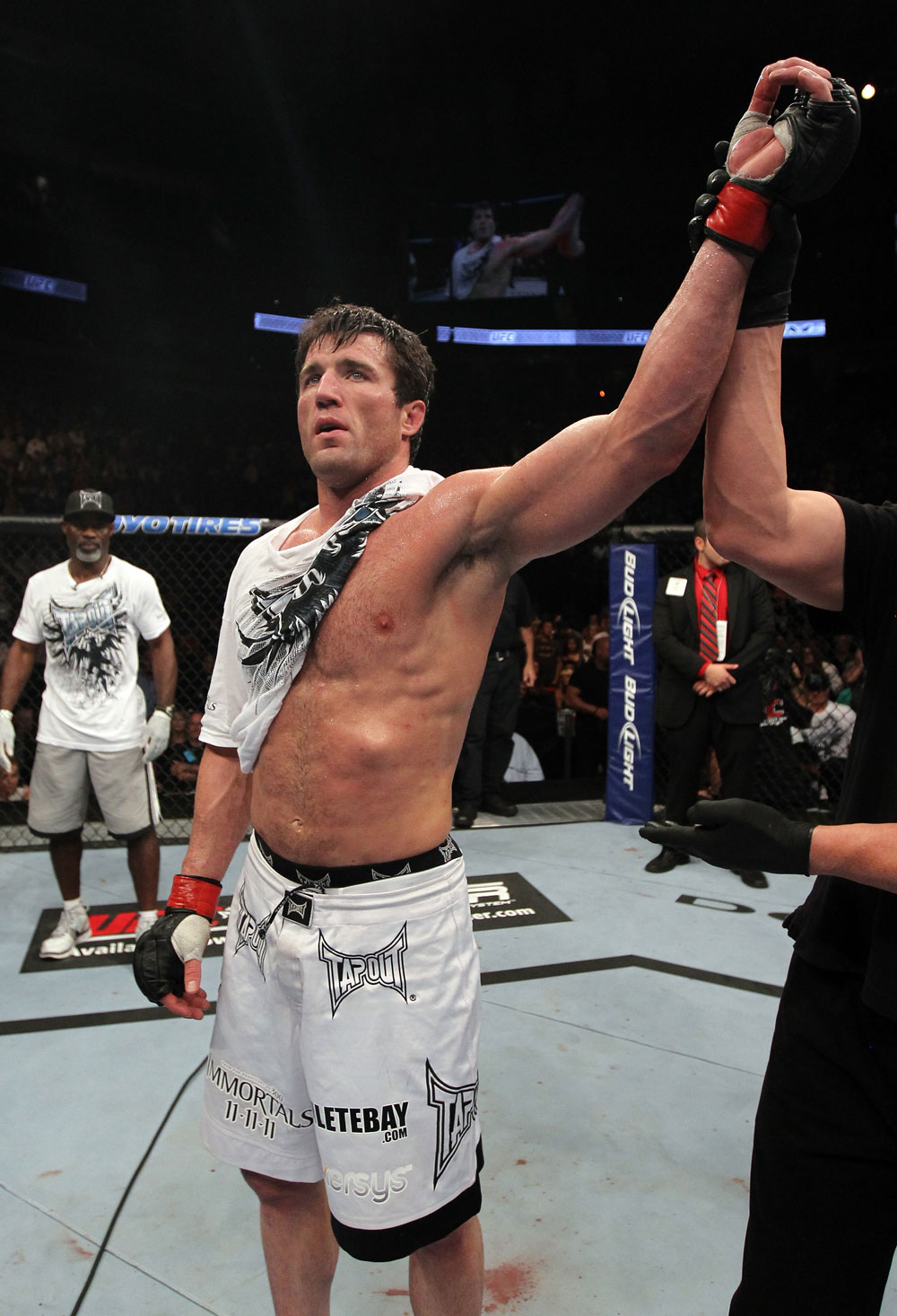 Chael Sonnen celebrates his win