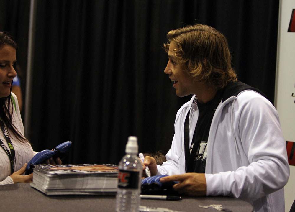 Urijah Faber signs gloves for a fan