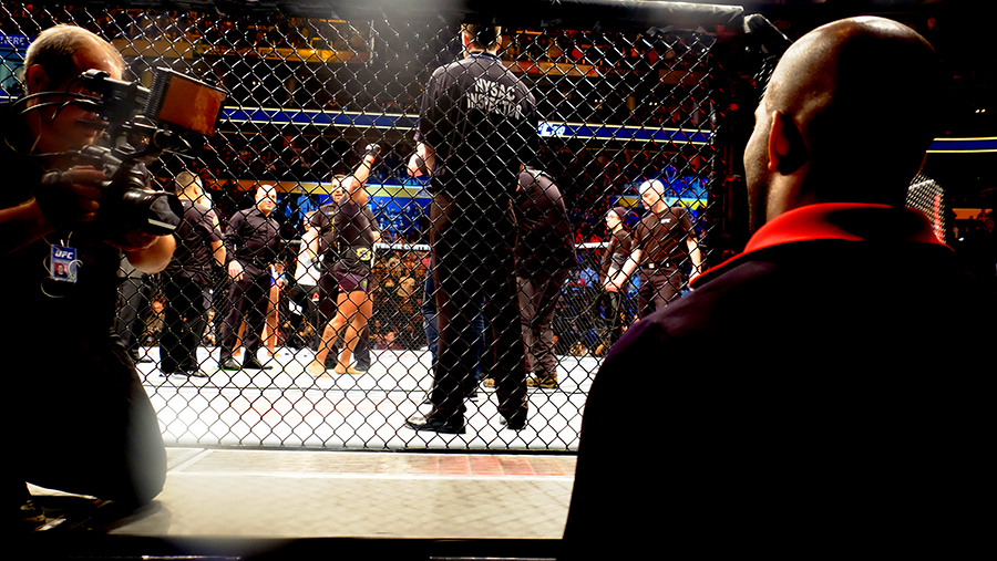 Manuwa mir a DC al final de la pelea en UFC 210