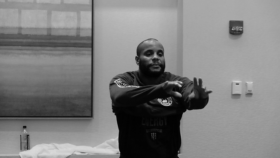 Cormier estirando antes de ponerse los guantes