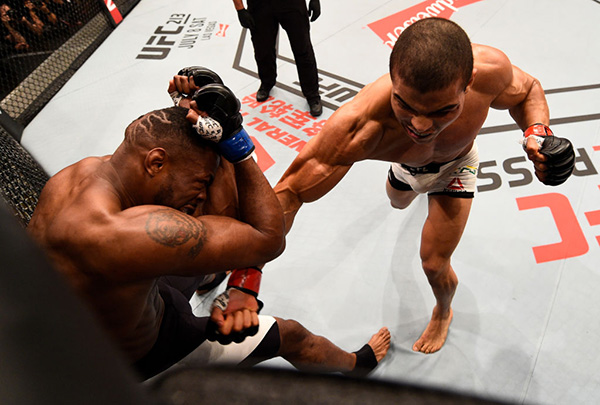 (R-L) <a href='../fighter/paulo-henrique-costa'>Paulo Borrachinha</a> of Brazil punches <a href='../fighter/oluwale-bamgbose'>Oluwale Bamgbose</a> in their middleweight bout during the UFC 212 event at Jeunesse Arena on June 3, 2017 in Rio de Janeiro, Brazil. (Photo by Jeff Bottari/Zuffa LLC)