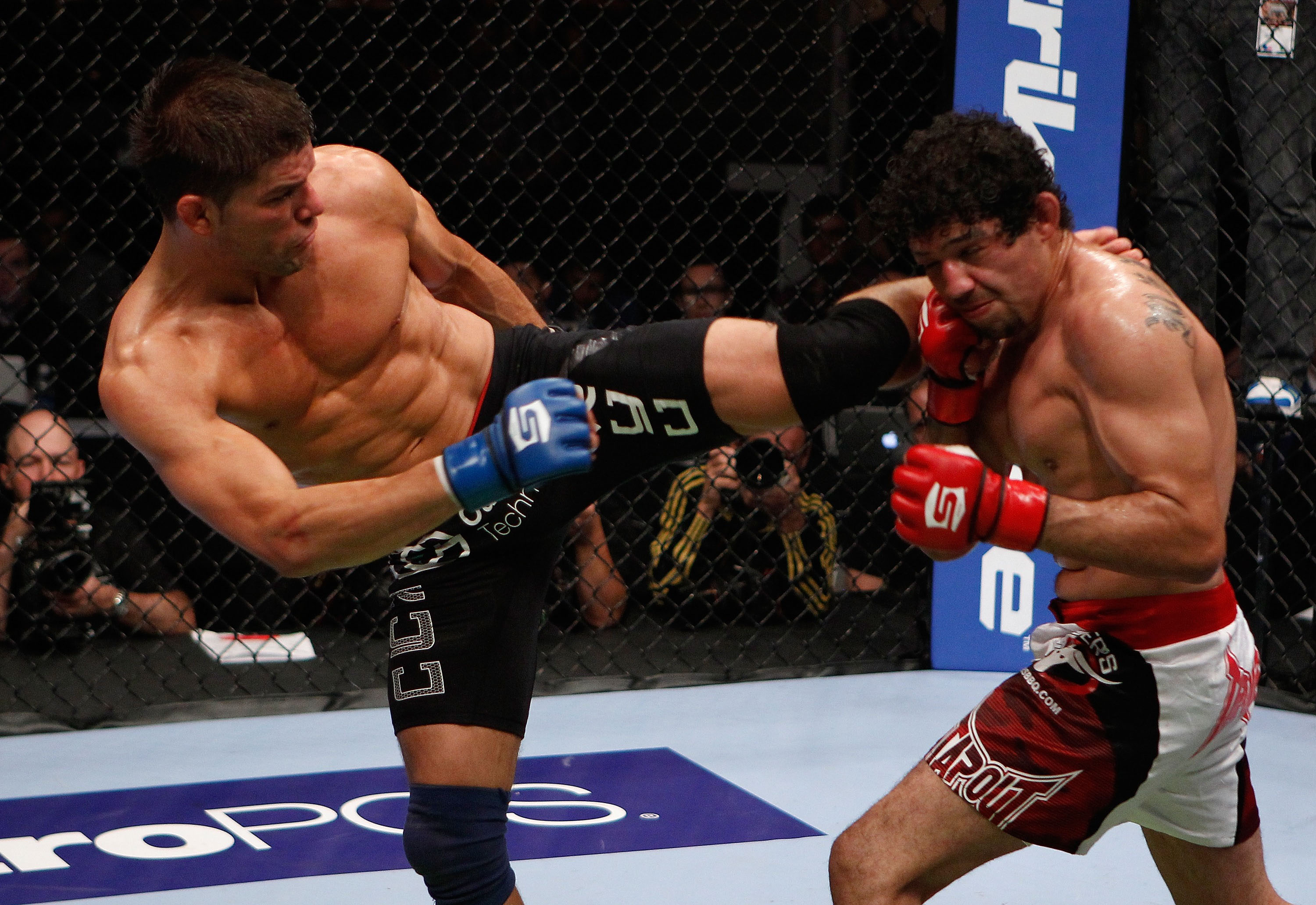 Thomson kicks Melendez Thomson kicks Melendez
