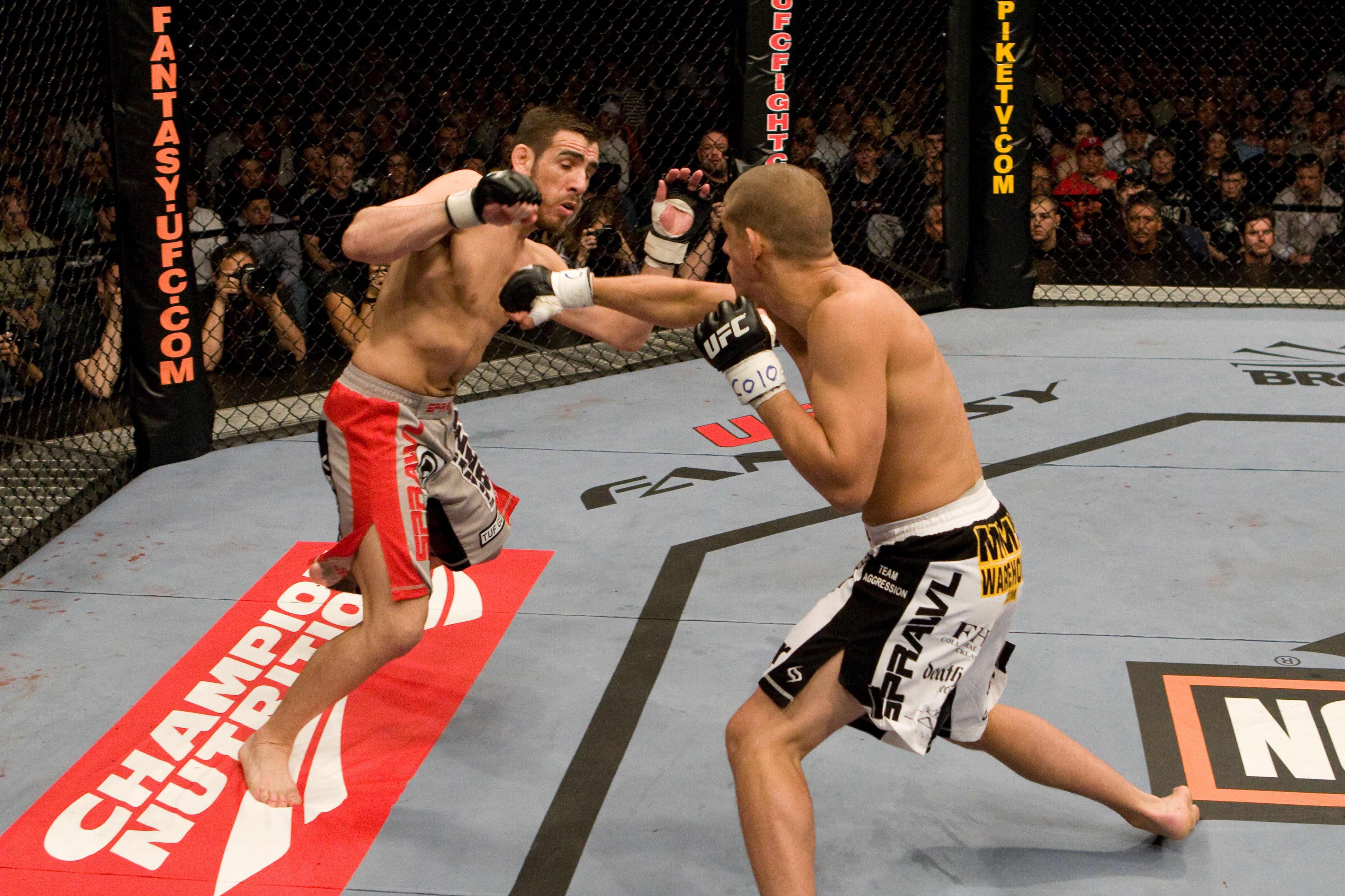 Florian dodges a punch from Lauzon Florian dodges a punch from Lauzon