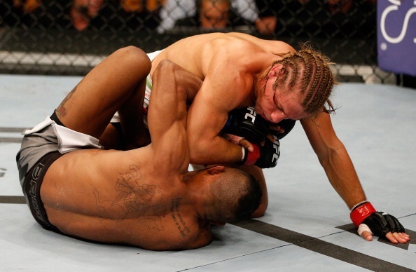 Faber lands an elbow against Alcantara Faber lands an elbow against Alcantara