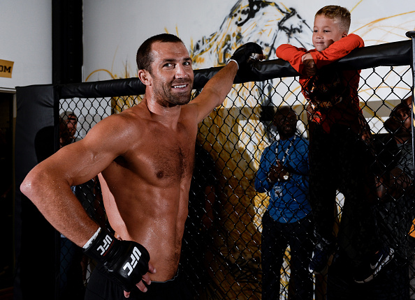 Luke Rockhold interacts with the fans after holding an open workout session on September 14, 2017 in Pittsburgh, PA. (Photo by Brandon Magnus/Zuffa LLC)