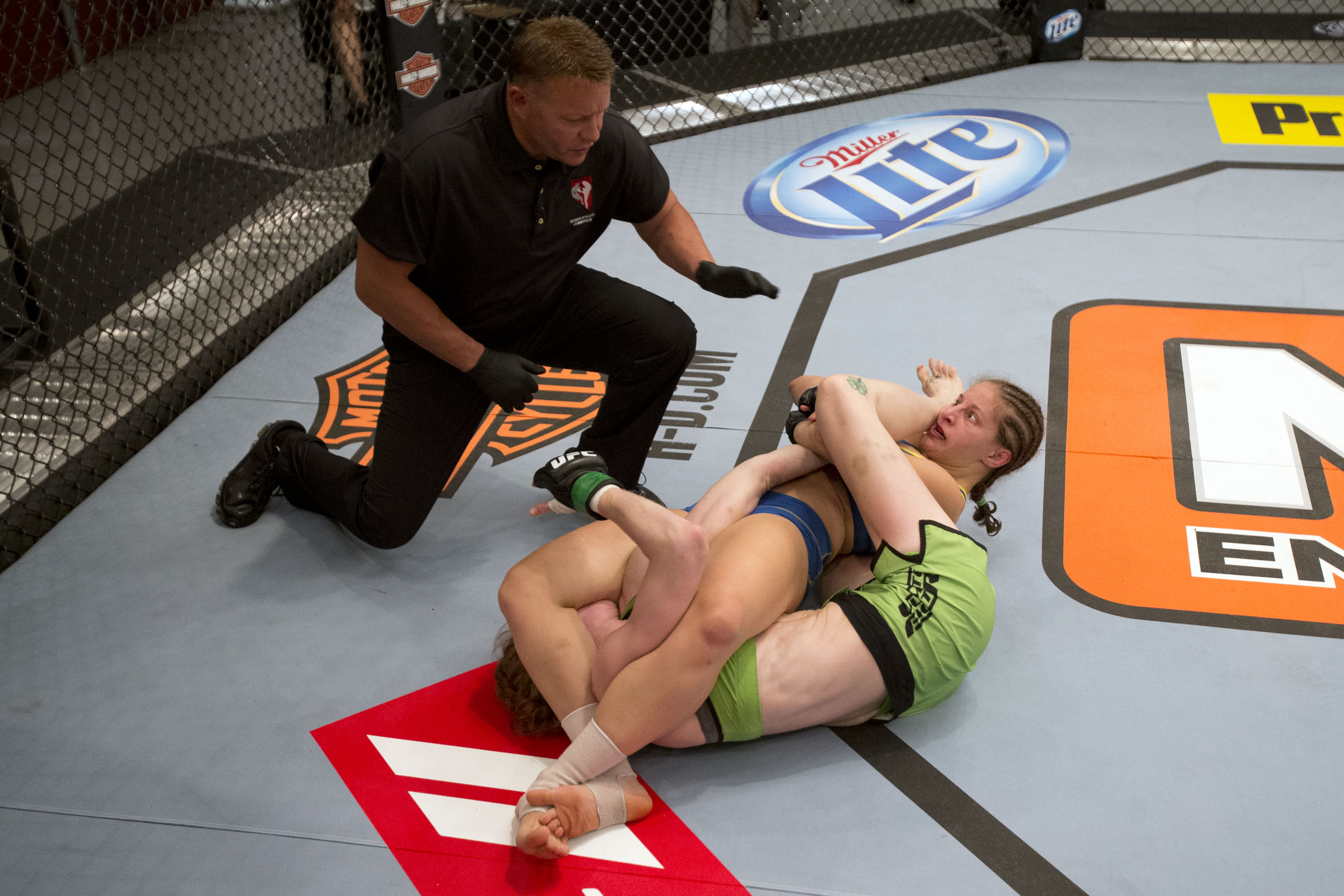 Moras locks in the armbar Moras locks in the armbar