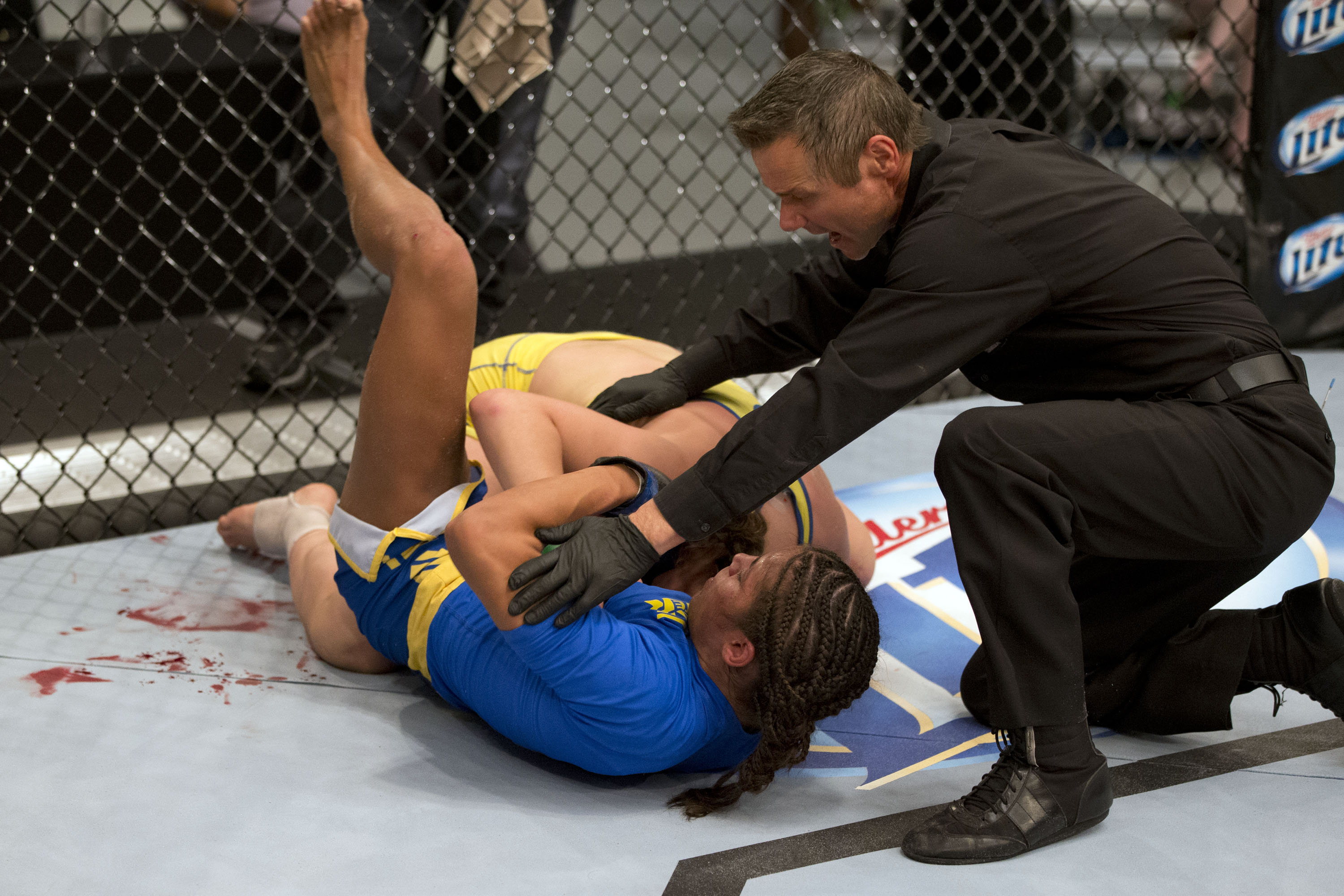 Pena forces Moras to tap Pena forces Moras to tap