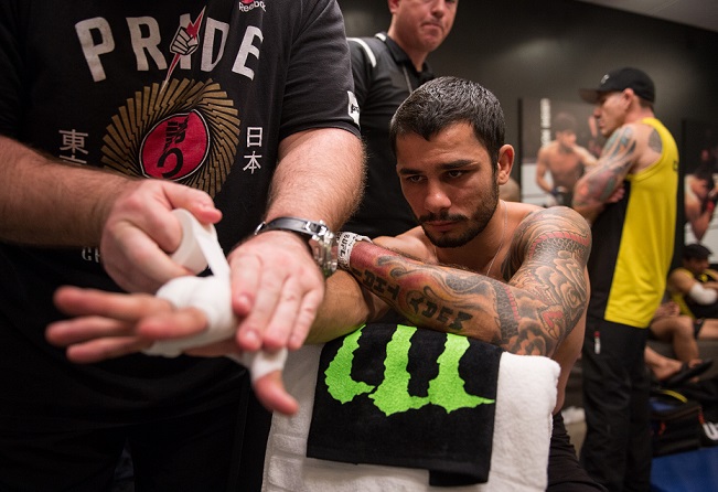 Alexandre Pantoja prepares for a fight in the past season of The Ultimate Fighter