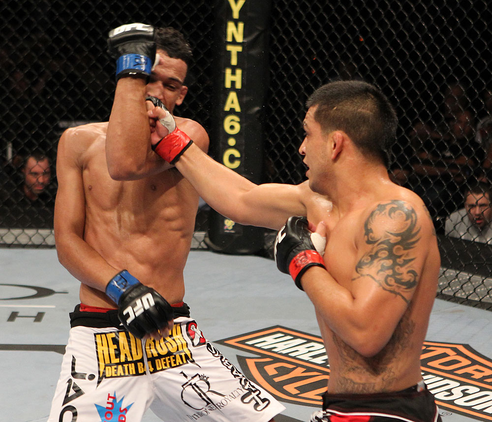 Charles Oliveira vs Efrain Escudero