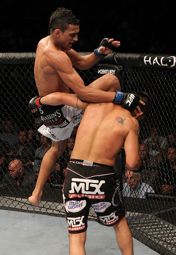Charles Oliveira vs Efrain Escudero