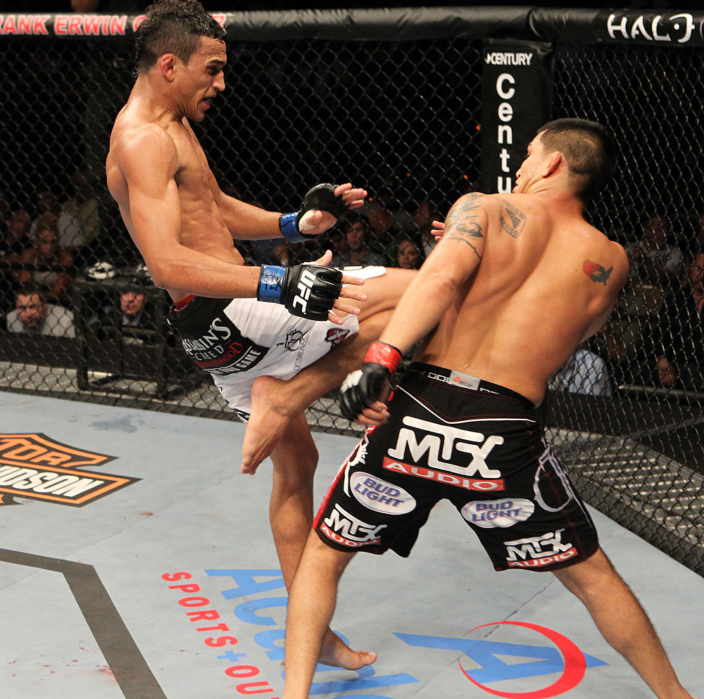 Charles Oliveira vs Efrain Escudero