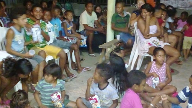 One hundred neighborhood kids helped Trinaldo celebrate his win and his 37th birthday (Photo credit: UFC.com.br)
