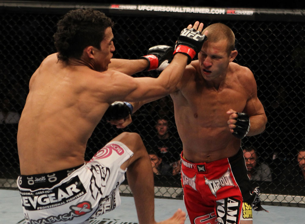 Donald Cerrone vs Charles Oliveira