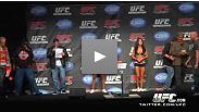 Lutadores do UFC 120 pesam diante de um publico empolgado no UFC Fan Expo em Londres.
