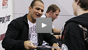 Encontre o desafiante pesado do UFC quando ele responde perguntas dos f&atilde;s em outubro passado em Anaheim.