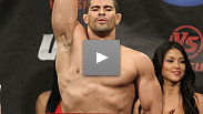 'Toquinho' encaixa - uma esperada - chave de calcanhar e finaliza o atleta de jiu jitsu David Branch, voltando a vencer.