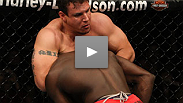 Frank Mir estrangula a Cheick Kongo en UFC 107.