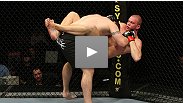 Alto, &aacute;gil y peligroso. Miren a Stefan Struve someter a Chase Gormley en UFC 104.
