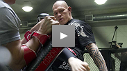 Stout mostra as m&atilde;os de pedra, Demian e Munoz analisam a luta deles, e K-Sos discute os perigos de se preparar nos treinos abertos do UFC 131.