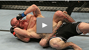 Donald Cerrone consigue su primera victoria en UFC&reg; sometiendo a Paul Kelly con una asfixia trasera al cuello.