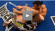 Benson Henderson saca uma guilhotina "Suave" contra Donald "Cowboy" Cerrone e mant&eacute;m seu cintur&atilde;o peso leve no WEC 48.