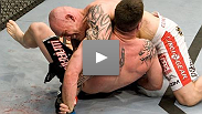 Le Canadien Krzysztof Soszynski montre son savoir-faire au sol en passant un vilain kimura &agrave; Brian Stann.