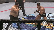 Embora 13 anos mais jovem e 54 quilos mais leve do que seu oponente, Vitor Belfort d&aacute; show no torneio peso pesado do UFC 12.