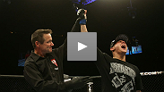 Dustin Poirier somete a Max Holloway en UFC 143 con una combinaci&oacute;n de tri&aacute;ngulo al brazo y montura.