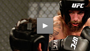 O apresentador do TUF Live host Jon Anik entrevistas membros do Team Faber sobre a vit&oacute;ria do seu parceiro de treinos Mike Chiesa e suas lutas nas quartas de final.