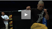 Veja os astros das preliminares do UFC - Munoz vs. Weidman sentindo as primeiras vibra&ccedil;&otilde;es do Oct&oacute;gono montado no HP Pavilion em San Jose.