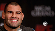 El campe&oacute;n completo de la UFC Cain Velasquez, visit&oacute; la primaria CP Squires en el norte de Las Vegas, una de las zonas marginales de la ciudad como parte del programa After-school All-Stars.
