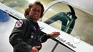 El estelar de TUF 17 Finale Urijah Faberse viste para volar en un jet Thunderbird de la Fuerza Aerea.