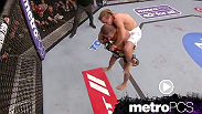 Urijah Faber logra un candado de pie y una estrangulaci&oacute;n en el Movimiento MetroPCS de la semana.