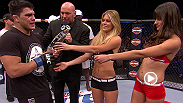 Kelvin Gastelum acaba com o favoritismo de Uriah Hall e se torna o vencedor do The Ultimate Fighter 17. Ou&ccedil;a o que ele disse sobre o seu desempenho.
