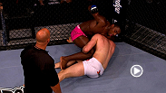 Phil Davis imp&otilde;e a 1&ordf; derrota &agrave; Alexander Gustafsson com um estrangulamento no segundo round no UFC 112.