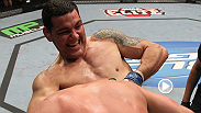 Com poucos segundos para o fim do round, Chris Weidman usa uma guilhotina em p&eacute; para finalizar Jesse Bongfeldt no UFC 131.