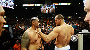 Los duros peleadores Junior dos Santos y Mark Hunt se pesan previo a su pelea en UFC 160.
